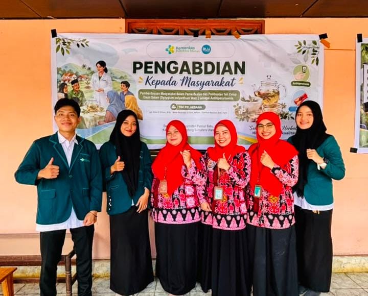 Tingkatkan Pemahaman Kesehatan Warga Desa Tengah, Dosen dan Mahasiswa Farmasi Poltekkes Medan Olah Daun Salam Jadi Teh Herbal Anti-Asam Urat